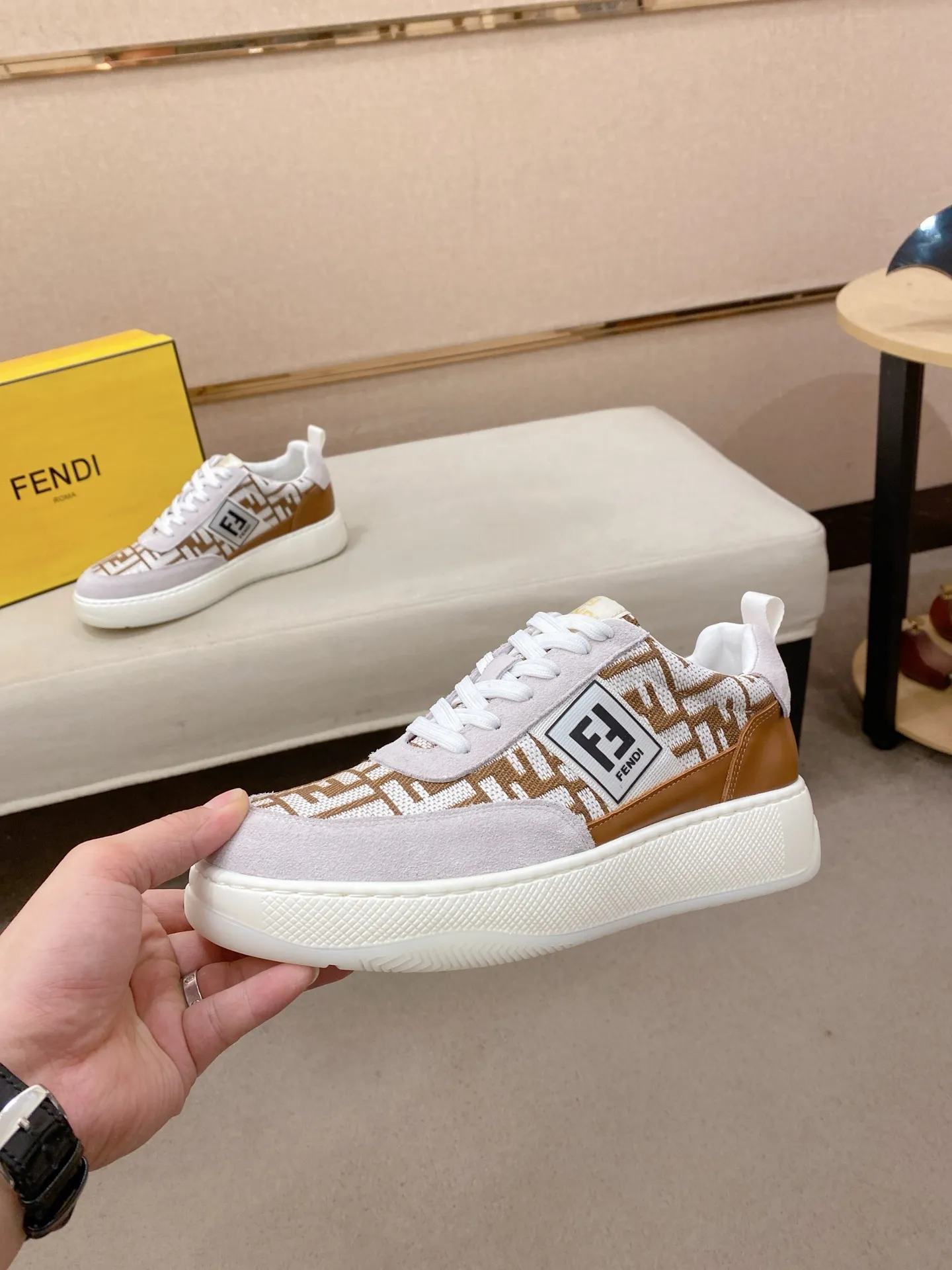 Men's shoes 💰 440💰 (fendi) New style 👊🏻 upper 🇮🇹 imported cowhide fabric 🇩🇪 lining imported sheepskin lining. The original outsole is molded to highlight the identity of every man, and the upper foot is elegant and stable🚶🏻🚶🏻The high-end custom counters reproduce the original version📯No matter the wind or rain, the shoe last remains unchanged and can withstand the verification of time🔍️,🔵 Size: 38-44